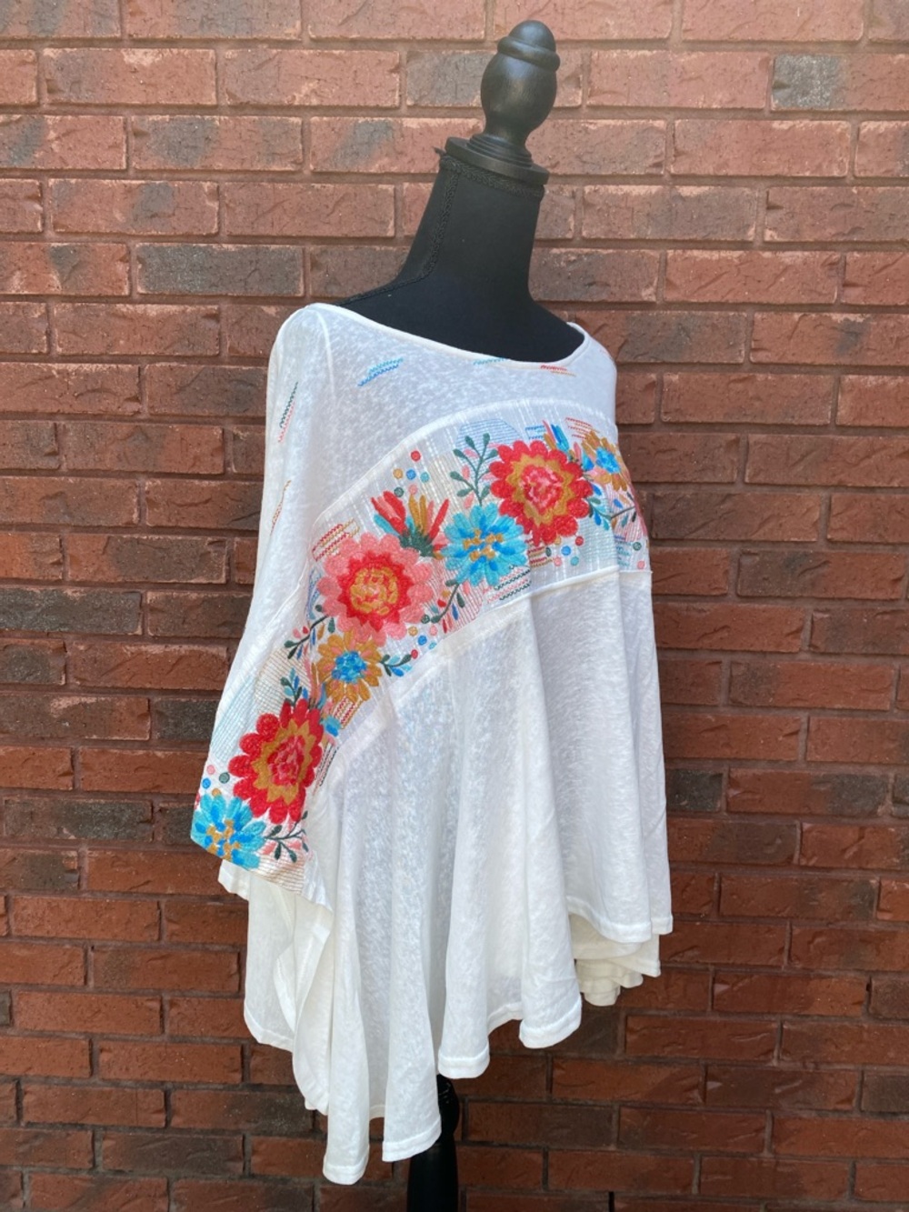 NWT Savanna Jane White Boho Embroidered Floral Poncho Top M/L - Picture 2 of 9